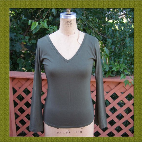 NEW size M 6-8 Romeo & Juliet Couture olive green long sleeve tee V-neck - Picture 1 of 9